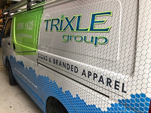 Trixle Group  - この社名が入ったバンに注目