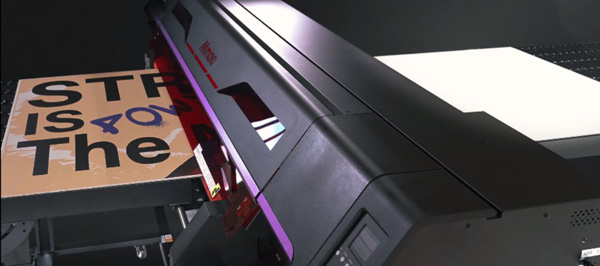 図４ 4x8サイズのアルミ複合板への出力の様子