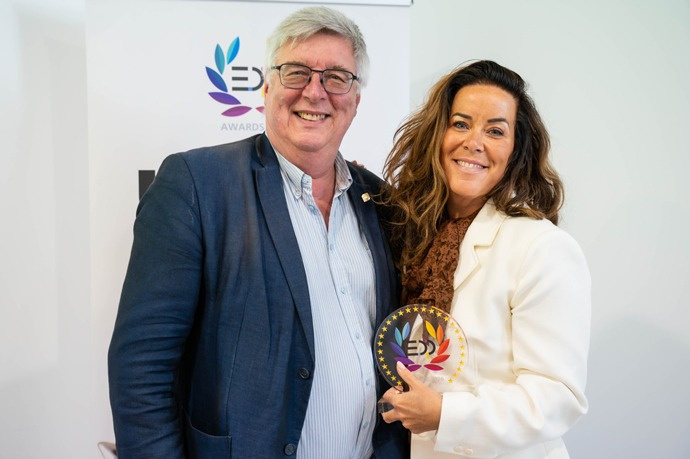 EDP Award 2026の授賞式より　*左、Jean Poncet（EDP会長） 右、Danna Drion（Mimaki Europe マーケティング部長）