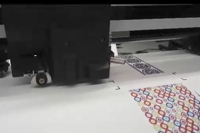カッティングプロッタで転写紙をカットしている様子