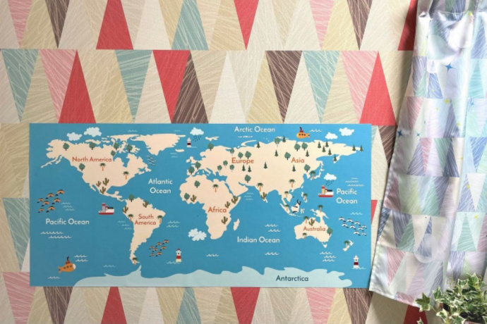 子供部屋の壁にUVプリントした世界地図の壁紙を貼り付けた様子