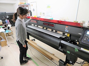 「UCJV300-160」は女性スタッフが使いこなす