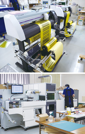 デジタル印刷後のラベル抜き加工は、ミマキ製カッティングプロッタ（上）とレーザーダイカット機（光文堂）で行う