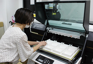ダイレクト印刷を行っているUVインクジェットプリンタ「UJF-6042MkII」