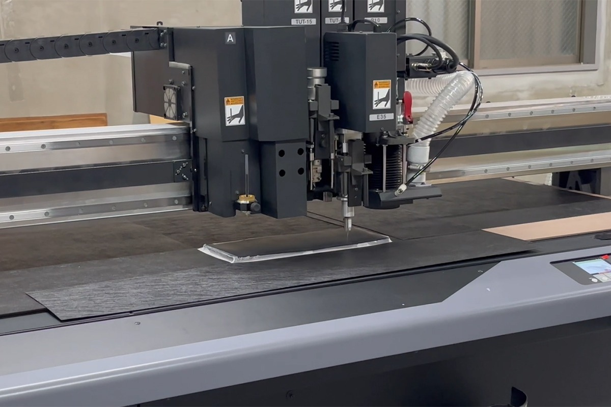 CFXを使って約5cmの厚いゴムをカットしている様子