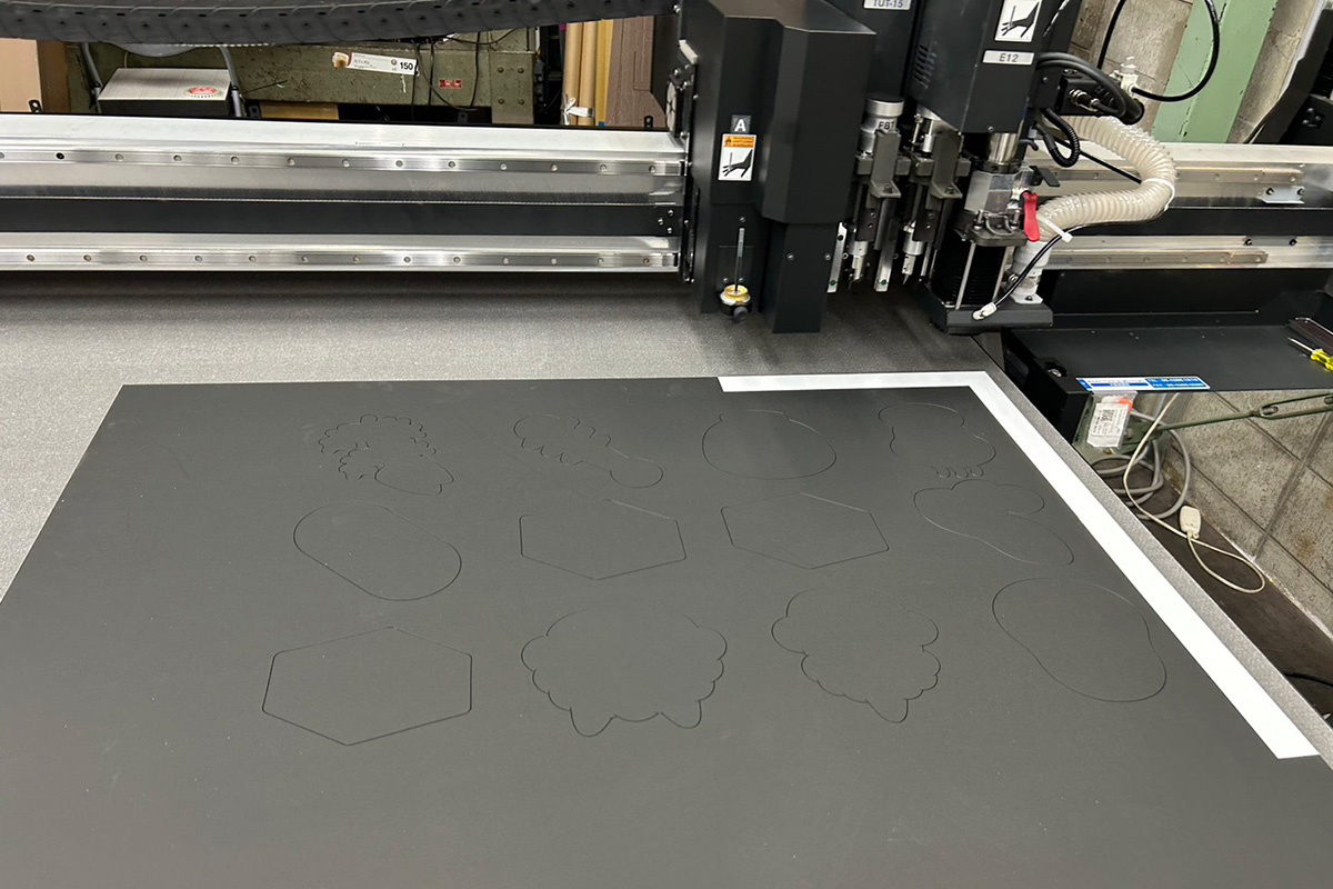 表面が美しく仕上がる裏面カットにも対応