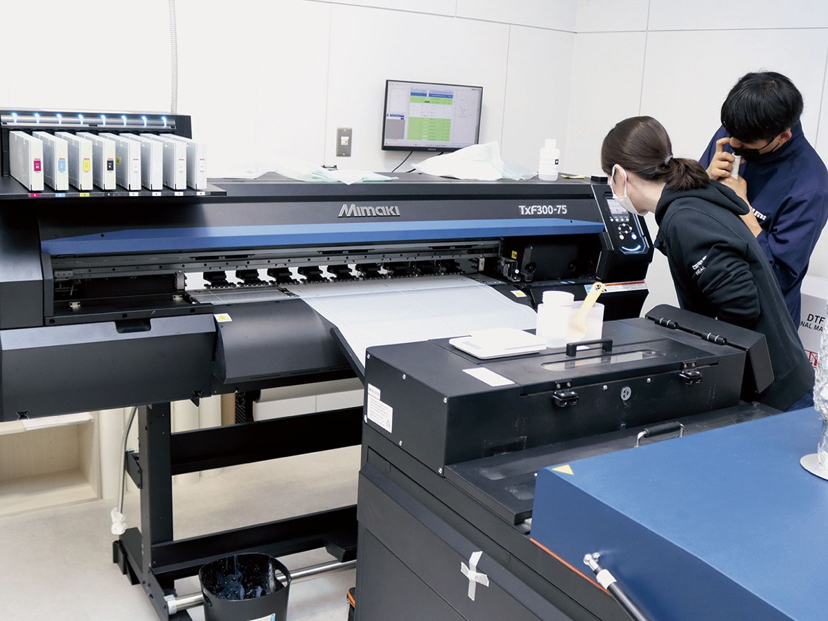 ミマキ製の溶剤プリンター、プロッターに慣れた同社の現場には、「300-75」もすぐに馴染んだという。