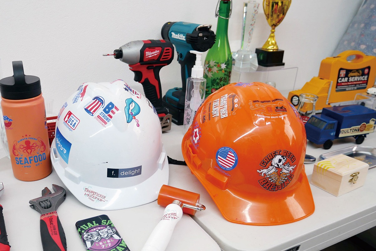 UJV300DTF-75で加飾したヘルメットなどの各種サンプル