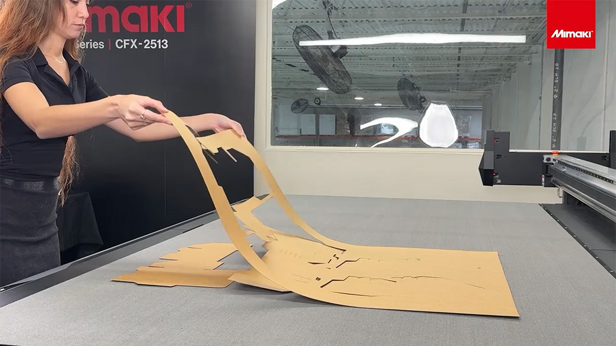 裏からカットすることで表面のダメージを抑えられる