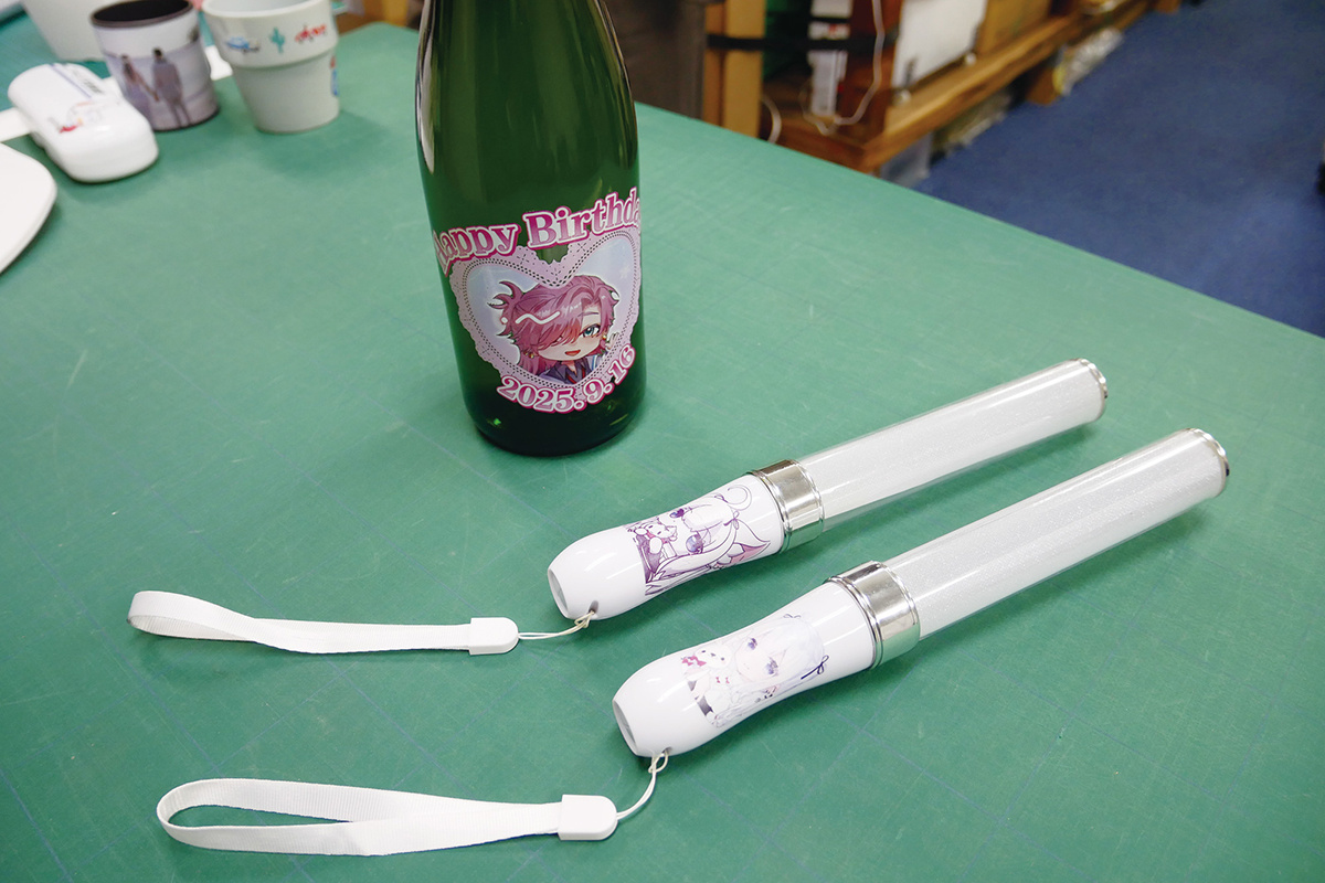 さらに、オリジナルシャンパンやサイリウムなどの分かりやすい推し活グッズも用意。人の手で握るような細い取っ手でも、容易に転写シートを貼れると評価する