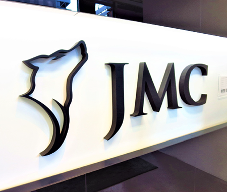 JMCのロゴマークはオオカミ。独自のビジネスの象徴だ